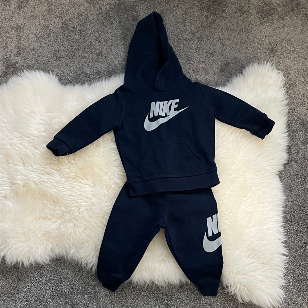 Nike Kids Matching Set in Navy and White